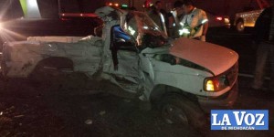 Prensados en su vehículo, mueren dos personas