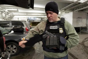 Agentes de inmigración ven riesgos en limitar detenciones