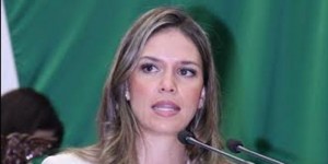 Daniela de los Santos Torres presentará licencia