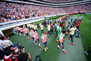 Liderato &#8216;con alfileres&#8217; para las Chivas