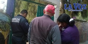 Padres de familia ingresan a la fuerza a escuela primaria