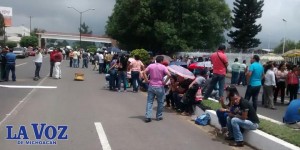 CNTE bloquea salida de Uruapan
