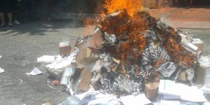 Maestros queman material de la prueba PLANEA