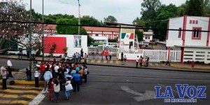 Estudiantes bloquean la alcaldía en Uruapan