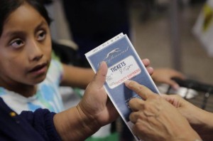 Liberan más rápido a familias migrantes en Texas