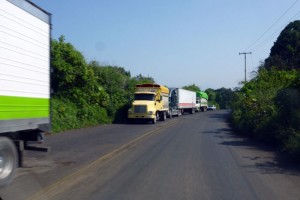 Bloquean carretera Peribán-Buenavista