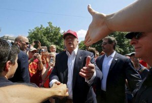 Donald Trump dice subiría costos de visas para pagar por muro en frontera con México