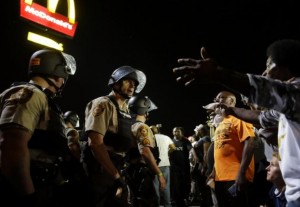 Múltiples arrestos en 4ta noche de protestas en Ferguson