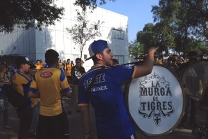 Fans de Tigres y Chivas, de capa caída en el Volcán