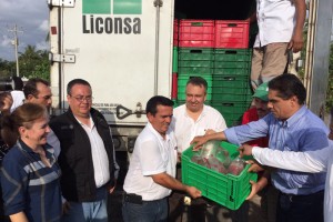 Silvano entrega apoyos con Liconsa en Coahuayana