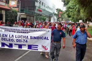 Descuentos salariales movilizan a CNTE en Uruapan