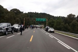 Normalistas liberan la carretera en cruce a Zirahuén