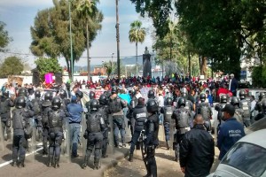 Maestros se manifiestan en Uruapan