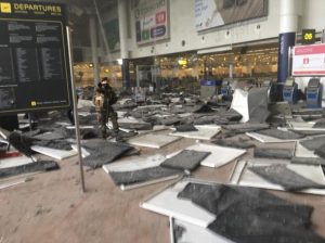 Atentados en aeropuerto y metro de Bruselas causan al menos 30 muertos