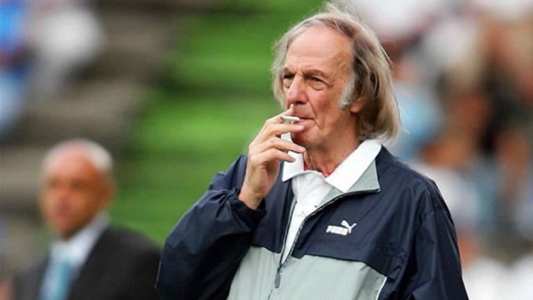 Menotti aceptó que colaborará con Chivas, pero desde Argentina