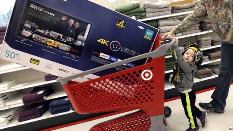 Economía de EE.UU. creció más de lo previsto en último trimestre