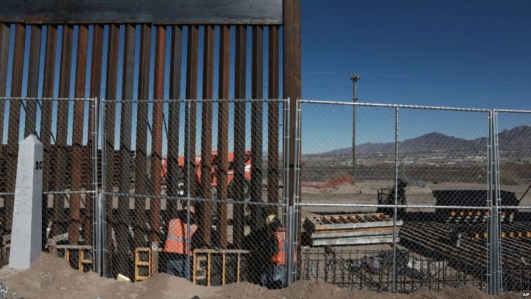 Senadores demócratas presentan ley para frenar muro