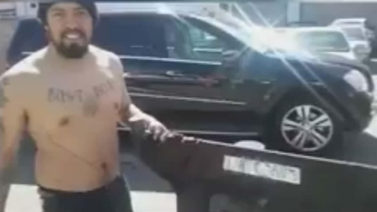 Por mudanza de Raiders, fanático quemó jersey