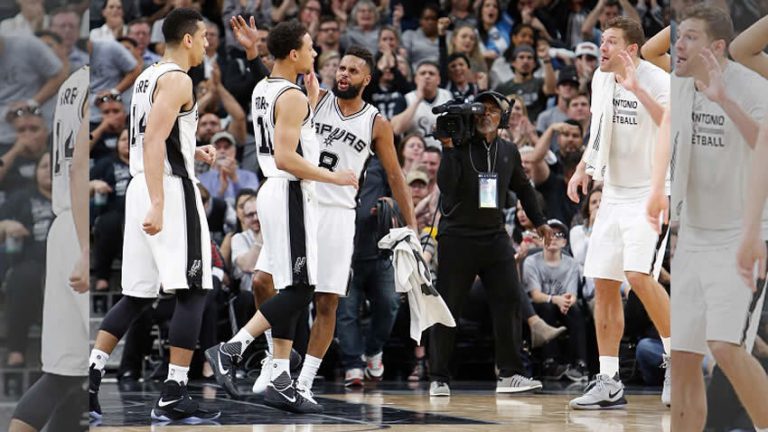 Spurs alcanzan la cima de la Conferencia Oeste