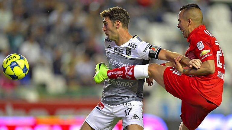 Boselli, suspendido un juego por anotar con la mano