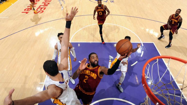 LeBron, Irving y Love sumaron 101 puntos con Cavs ante Lakers
