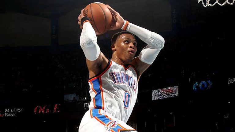 Westbrook se acerca a récord de triple-dobles y el Thunder vapuleó a Sixers