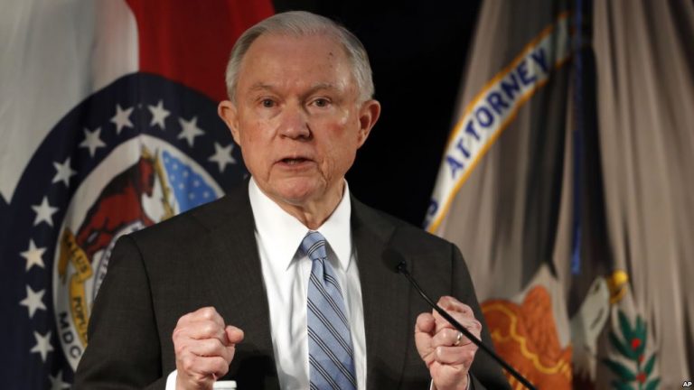 Sessions evade preguntas sobre conversaciones Trump-Comey