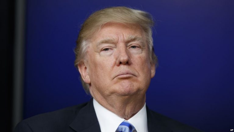 Trump planea cambiar regulaciones a industria bancaria