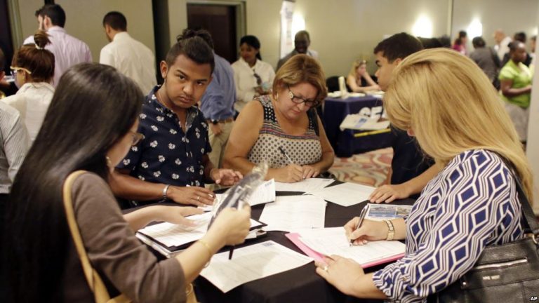 Desempleo en EE.UU. cae al 4,5%