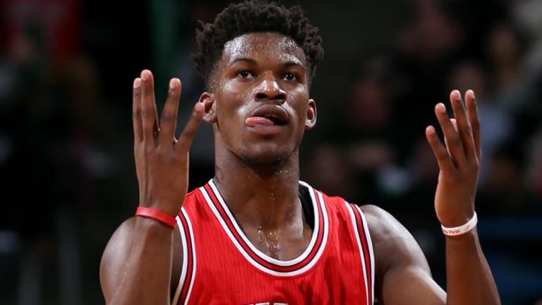 Butler logra triple-doble y le da combustible a los Bulls en la NBA