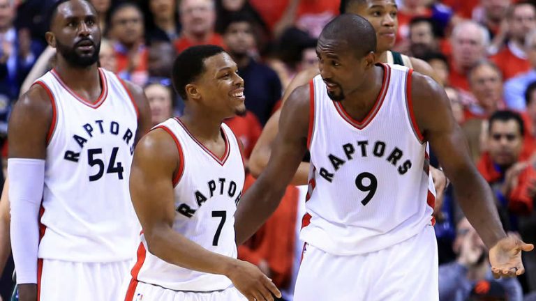Raptors sacan las garras en casa ante Bucks