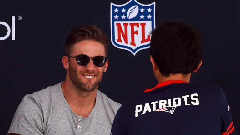 Jugadores de Patriots premiaron a más de mil fans madrugadores en CDMX