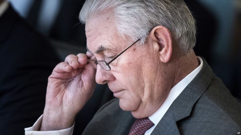 Tillerson niega que esté por dejar el Departamento de Estado