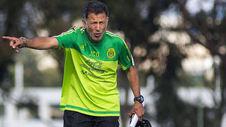 A Osorio le llovieron insultos y gritos a su llegada a México