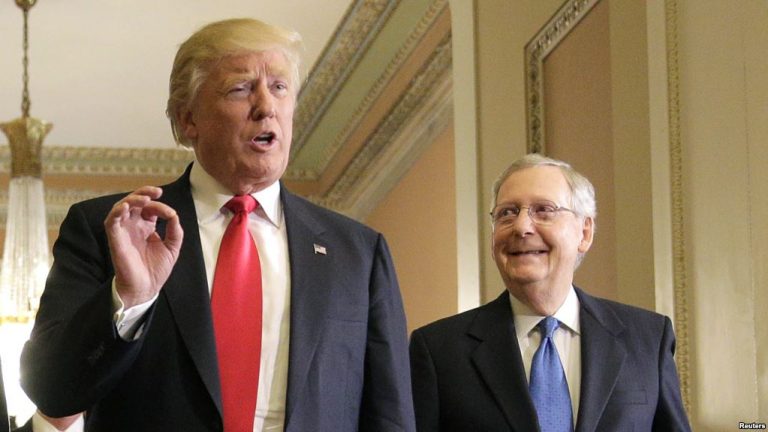 Trump intensifica enfrentamiento con líder republicano del Senado