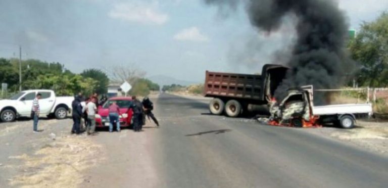 Delincuencia organizada quema vehículos en Buenavista Tomatlán